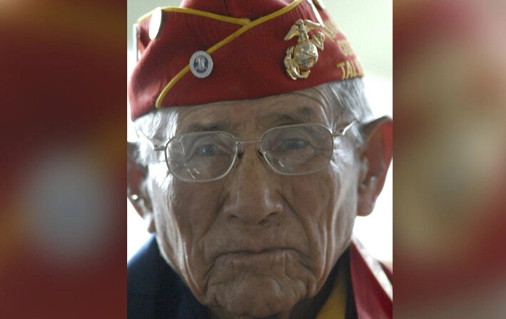 John Kinsel Sr., un locutor de código navajo de Lukachukai, Arizona, escucha a sus compañeros hablar de sus experiencias durante la Segunda Guerra Mundial en Window Rock, Arizona, el 14 de agosto de 2007. (Donovan Quintero/AP Photo)