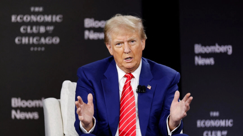 El expresidente Donald Trump habla durante una entrevista con Bloomberg en el Club Económico de Chicago el 15 de octubre de 2024. (Kamil Krzaczynski/AFP vía Getty Images)