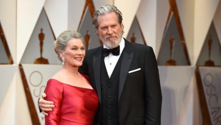 Jeff Bridges (derecha) y Susan Geston llegan a los Oscar en el Teatro Dolby de Los Ángeles el 26 de febrero de 2017. (Jordan Strauss/Invision/AP)
