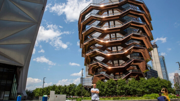 Vessel, una atracción turística en Hudson Yards, en el distrito neoyorquino de Manhattan, el 30 de julio de 2021. (Ted Shaffrey/Foto AP).
