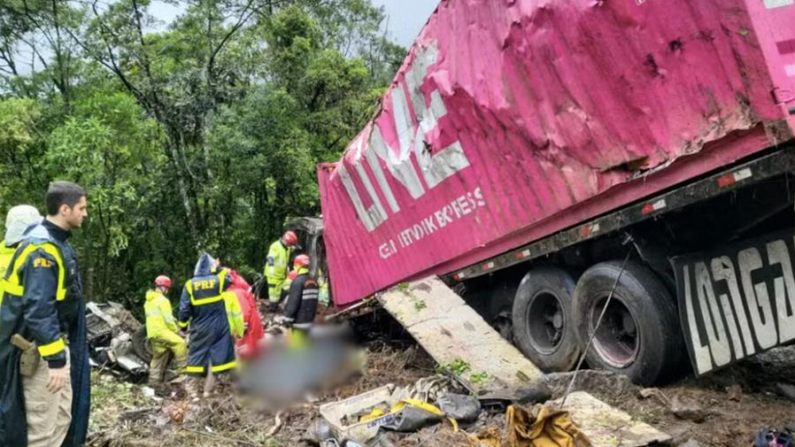 Fotografía cedida por los bomberos de Guaratuba donde se observan integrantes de la Policía Rodoviaria Federal y Bomberos observando los vehículos involucrados en un accidente cerca a la ciudad de Guaratuba, Paraná (Brasil). EFE/ Bomberos De Guaratuba