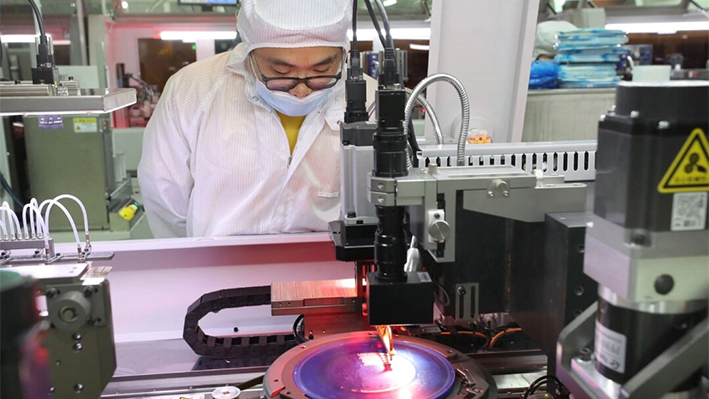 Un empleado fabrica chips en una fábrica de Jiejie Semiconductor Company en Nantong, en la provincia oriental china de Jiangsu, el 17 de marzo de 2021. (AFP vía Getty Images)