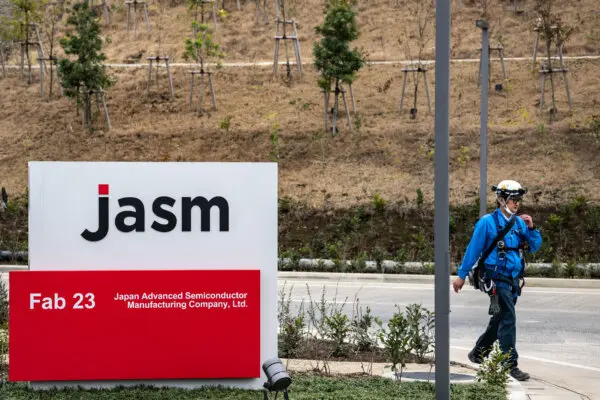 Un trabajador camina por el exterior de la nueva planta de semiconductores de Japan Advanced Semiconductor Manufacturing Company (JASM), filial del gigante taiwanés de chips TSMC (Taiwan Semiconductor Manufacturing Company), en Kikuyo, distrito de Kikuchi, prefectura de Kumamoto, el 14 de febrero de 2024. (Philip Fong/AFP vía Getty Images)