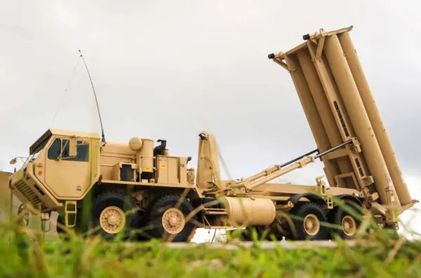 Un sistema de armas de Defensa Terminal de Área a Gran Altitud (THAAD) del Ejército de Estados Unidos en la base aérea de Andersen, Guam, con fecha del 26 de octubre de 2017. (Ejército de EE.UU./Capitán Adan Cazarez/Handout via Reuters)