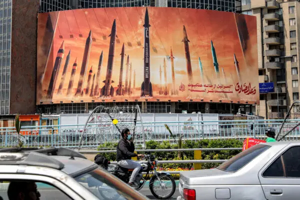 Valla publicitaria con misiles balísticos iraníes en la plaza Valiasr, en el centro de Teherán (Irán), el 15 de abril de 2024. (Atta Kenare/AFP vía Getty Images)