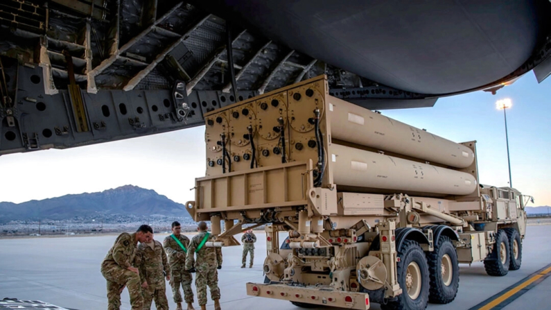 Una estación de lanzamiento de Defensa Terminal de Área a Gran Altitud (THAAD) preparándose para cargar en un 4to Escuadrón de Transporte Aéreo C-17 Globemaster III en Fort Bliss, Texas, 23 de febrero de 2019. (Staff Sgt. Cory D. Payne/Fuerza Aérea de los Estados Unidos vía AP)