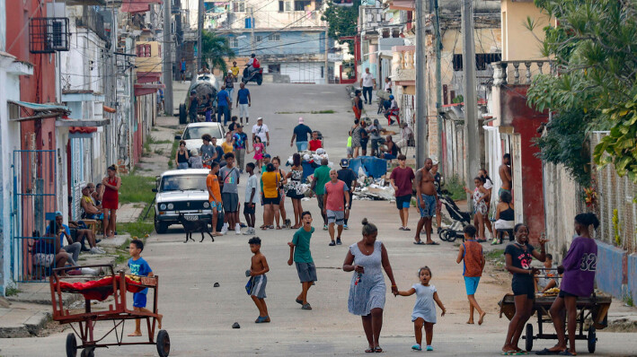 Fotografía de personas caminando por una calle durante un apagón nacional, en La Habana, Cuba, el20de octubre de 2024. EFE/ Yander Zamora