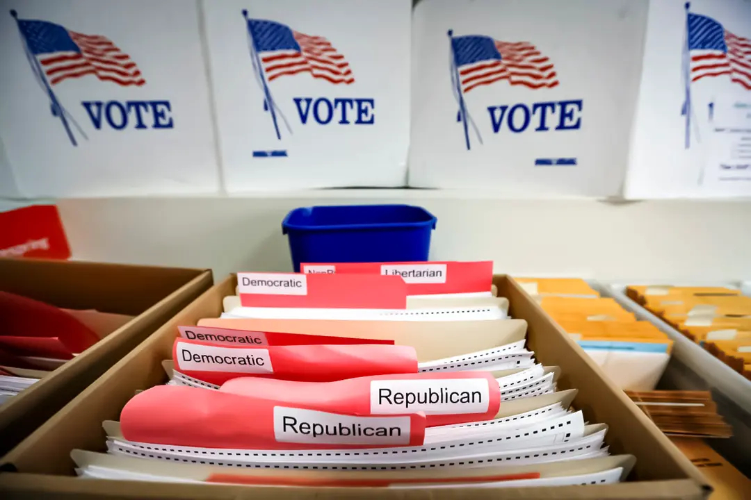 Las boletas para las elecciones primarias se ordenan por afiliación partidista en las oficinas del Comité Electoral del Condado de Lancaster en Lincoln, Nebraska, el 14 de abril de 2020. (Nati Harnik/Foto AP)