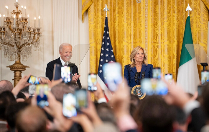 La primera dama Jill Biden y el presidente Joe Biden hablan durante la recepción del Mes de la Herencia Ítalo-estadounidense en la Casa Blanca, en Washington, el 16 de octubre de 2024. (Madalina Vasiliu/The Epoch Times)