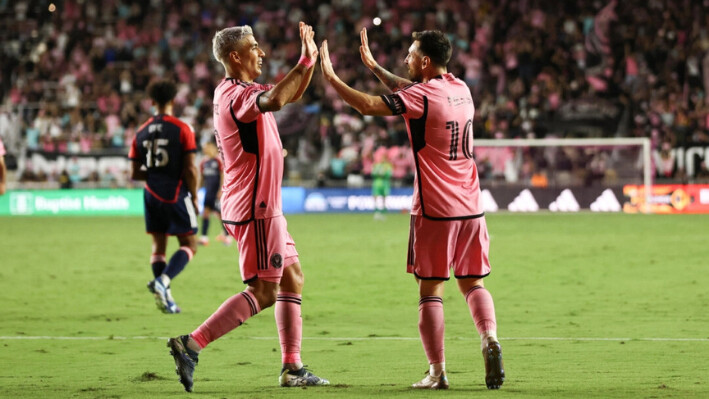 El delantero argentino No. 10 de Inter Miami, Lionel Messi, celebra con el delantero uruguayo No. 9 Luis Suárez después de anotar el quinto gol de su equipo durante el partido de fútbol de la Major League Soccer (MLS) entre Inter Miami y New England Revolution en el Chase Stadium en Fort Lauderdale, Florida, el 19 de octubre de 2024. (Chris Arjoon/AFP vía Getty Images)