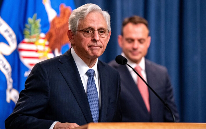 El fiscal general de Estados Unidos, Merrick Garland, acompañado por el fiscal general adjunto principal, Benjamin Mizer, anuncia que el Departamento de Justicia (DOJ) demandó a Visa por monopolizar los mercados de débito, durante una conferencia de prensa en el Departamento de Justicia, en Washington, el 24 de septiembre de 2024. (Kent Nishimura/Getty Images)