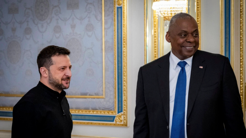 El presidente de Ucrania,  Volodímir Zelenski, da la bienvenida al secretario de Defensa estadounidense, Lloyd Austin, antes de su reunión en Kiev, Ucrania, el 21 de octubre de 2024. (Servicio de Prensa Presidencial de Ucrania/Handout via Reuters)