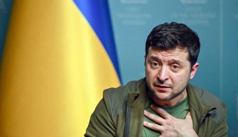 El presidente ucraniano Volodymyr Zelenskyy habla durante una rueda de prensa en Kyiv el 3 de marzo de 2022. (Sergei Supinksy/AFP vía Getty Images)