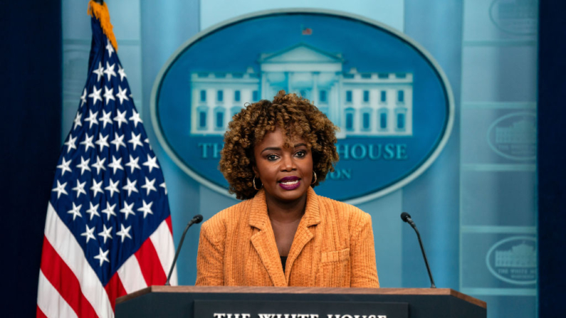 La secretaria de Prensa de la Casa Blanca, Karine Jean-Pierre, ofrece la rueda de prensa diaria en la Casa Blanca el 16 de octubre de 2024 en Washington, DC. (Kent Nishimura/Getty Images)