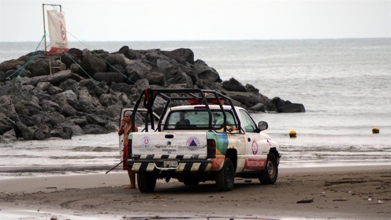 Imagen de archivo de elementos de Protección Civil que resguardan la zona de playas en el estado de Veracruz, (México). EFE/Luis Monroy