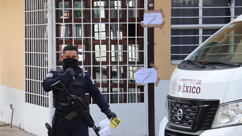 Un integrante de la policía estatal resguarda un inmueble de hospedaje el 21 de octubre de 2024, en el municipio de Tapachula en el estado de Chiapas (México). EFE/Juan Manuel Blanco