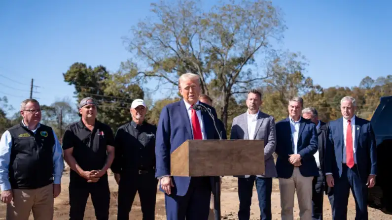 El candidato presidencial republicano, el ex presidente Donald J. Trump, habla con la prensa en Asheville, Carolina del Norte, el 21 de octubre de 2024. (Madalina Vasiliu/The Epoch Times)
