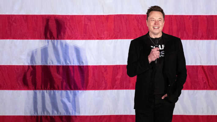 El CEO de Tesla y SpaceX, Elon Musk, habla durante un evento organizado por America PAC en apoyo del expresidente y candidato presidencial republicano Donald Trump en el Greater Philadelphia Expo Center en Oaks, Pensilvania, el 18 de octubre de 2024. (Ryan Collerd/AFP vía Getty Images)