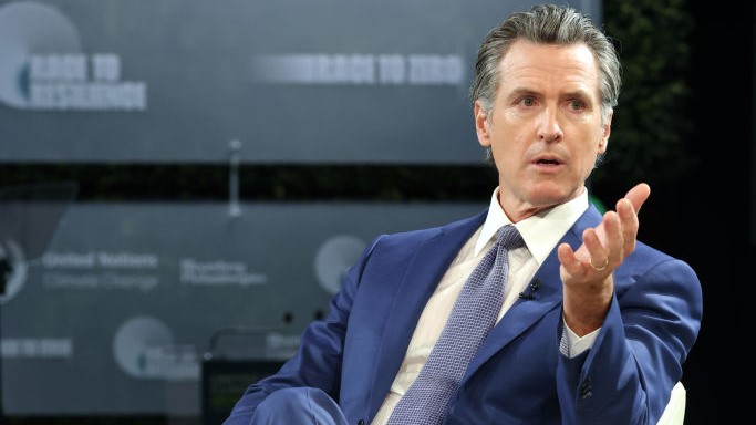 Newsom apoya a Elon Musk en disputa de la comisión de California sobre SpaceX