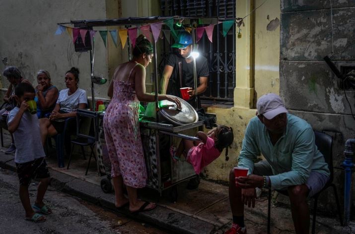 Cuba lucha por recuperarse del apagón nacional y la tormenta que dejó 7 muertos