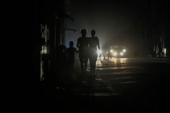 Residentes caminan por una calle durante un apagón tras la avería de una importante central eléctrica en La Habana, Cuba, el 20 de octubre de 2024. (Ramón Espinosa/Foto AP)