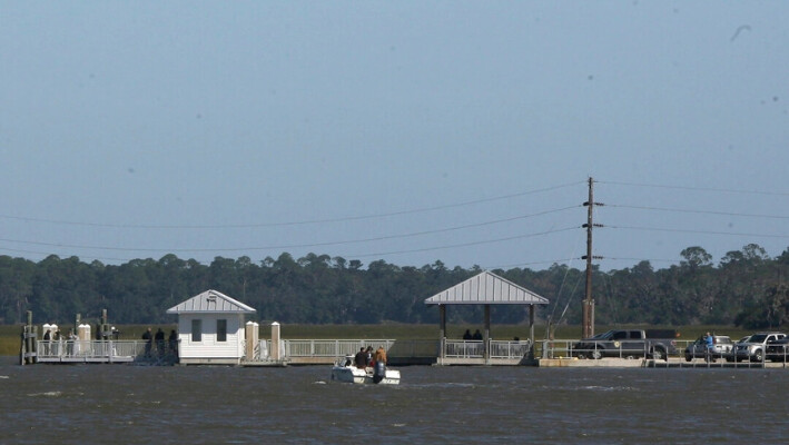 Una parte de la pasarela que se derrumbó el sábado por la tarde permanece visible en la isla de Sapelo, en el condado de McIntosh, Georgia, el 20 de octubre de 2024. (Lewis Levine/Foto AP).