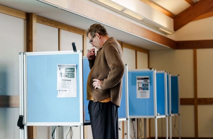 Un votante en el Centro Acuático Jack London de Oakland el 5 de marzo durante las elecciones primarias de California. (Philip Pacheco/Getty Images)