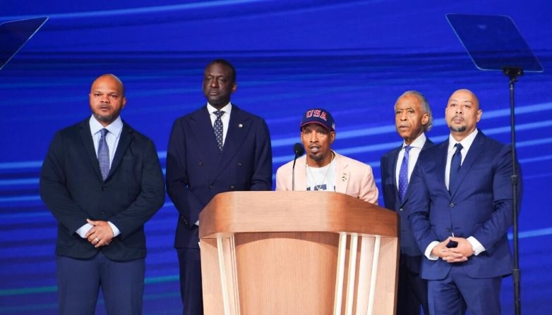 El activista de «The Central Park Five», Korey Wise (C), habla en el escenario junto a (I-D) el activista Kevin Richardson, el concejal de Nueva York Dr. Yusef Salaam, y el activista Raymond Santana, acompañados por el reverendo Al Sharpton (2º-D), el último día de la Convención Nacional Demócrata en Chicago el 22 de agosto de 2024. (Madalina Vasiliu/The Epoch Times)