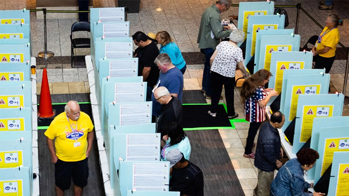 Varias personas depositan su voto en un centro comercial de Henderson, Nevada, el 19 de octubre de 2024. (John Fredricks/The Epoch Times)