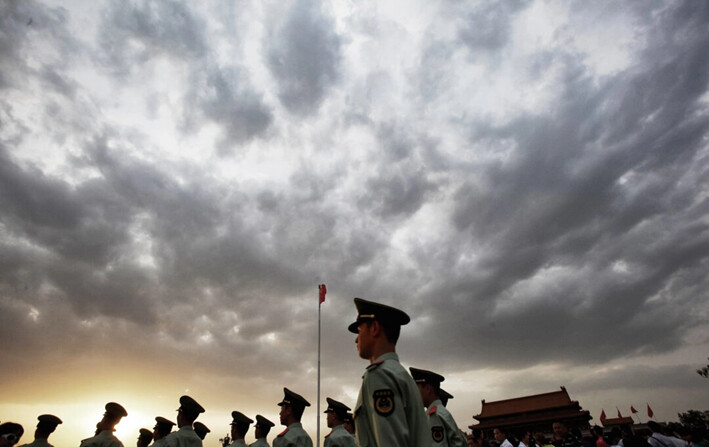 Agentes de la policía paramilitar patrullan la plaza de Tiananmen en las afueras de la Ciudad Prohibida, que fue el palacio imperial chino desde mediados de la dinastía Ming hasta el final de la dinastía Qing, en Beijing, el 18 de mayo de 2011. (Feng Li/Getty Images)