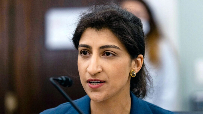 Lina Khan, entonces candidata a comisaria de la FTC, habla durante una audiencia en el Capitolio, el 21 de abril de 2021. (Graeme Jennings/Foto AP)