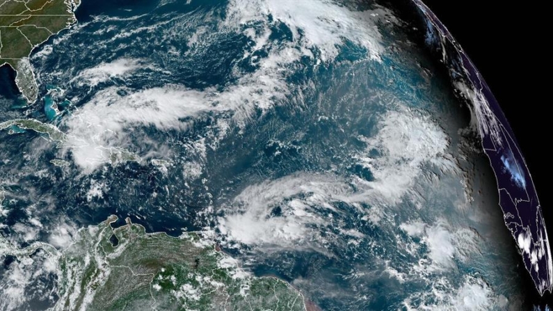 Fotografía satelital cedida por la Oficina Nacional de Administración Oceánica y Atmosférica (NOAA) a través del Centro Nacional de Huracanes (NHC) estadounidense donde se muestra la localización de la tormenta tropical Oscar, en el Atlántico. EFE/NOAA-NHC