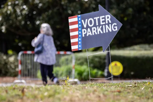 Votantes acuden a las urnas en Smyrna, Georgia, el 15 de octubre de 2024. (John Fredricks/The Epoch Times)