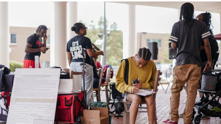 Un estudiante llena un formulario de registro de votantes en Morehouse College en Atlanta el 19 de agosto. (Elijah Nouvelage/ AFP vía Getty Images)