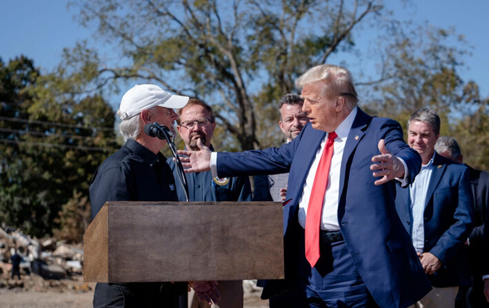 Mike Stewart reza por el candidato presidencial republicano, el expresidente Donald J. Trump, en Asheville, Carolina del Norte, el 21 de octubre de 2024. (Madalina Vasiliu/The Epoch Times)