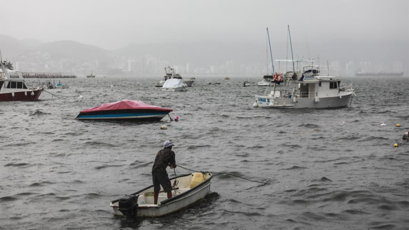 Varios botes y embarcaciones permanecen en el malecón de Acapulco, el cual se encuentra cerrado a la navegación en Acapulco, estado de Guerrero (México). Imagen de archivo. EFE/ David Guzmán