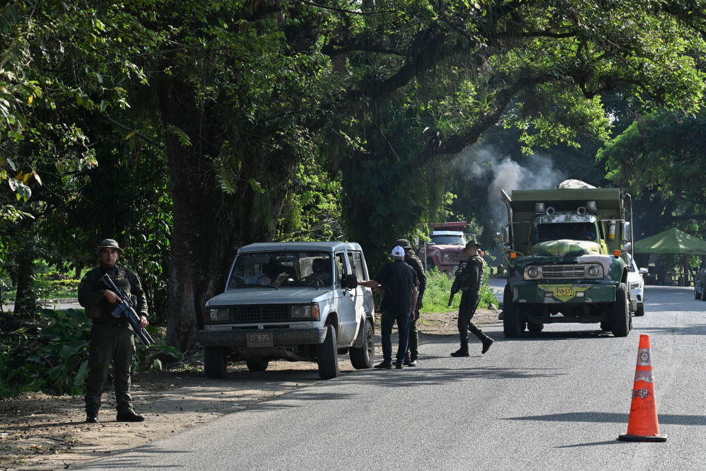 Atacan con explosivos camión que transportaba a militares en Colombia