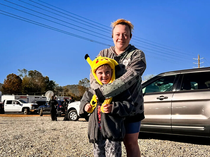 Amber Davis, de 30 años, con su hijo Brantley, de 7, tras una entrevista con The Epoch Times en Swannanoa, Carolina del Norte, el 21 de octubre de 2024. (Madalina Vasiliu/The Epoch Times)