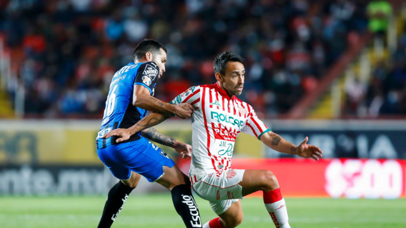 Jorge Valdivia #26 de Necaxa lucha por el balón con Celso Ortiz #16 de Monterrey durante el partido de segunda ronda entre Necaxa y Monterrey como parte del Torneo Grita México C22 en el Estadio Victoria el 14 de enero de 2022 en Aguascalientes, México. (Leopoldo Smith/Getty Images)