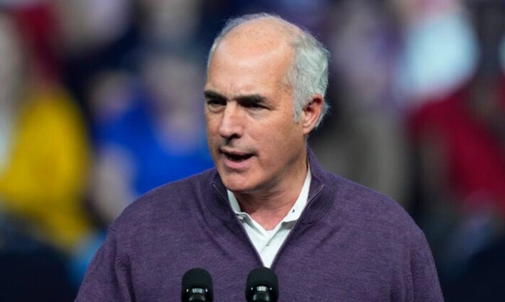 El senador Bob Casey (D-Pa.) habla ante el presidente Joe Biden en un acto de campaña del candidato demócrata a gobernador de Pensilvania, Josh Shapiro, y el candidato demócrata al Senado, vicegobernador John Fetterman, en Filadelfia, el 5 de noviembre de 2022. (Matt Rourke/AP Photo)