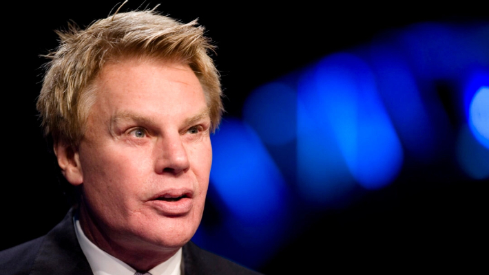 Michael Jeffries, ex CEO de Abercrombie & Fitch, habla en la conferencia anual de la Federación Nacional de Minoristas en Nueva York el 13 de enero de 2009. (Mark Lennihan/Foto AP)