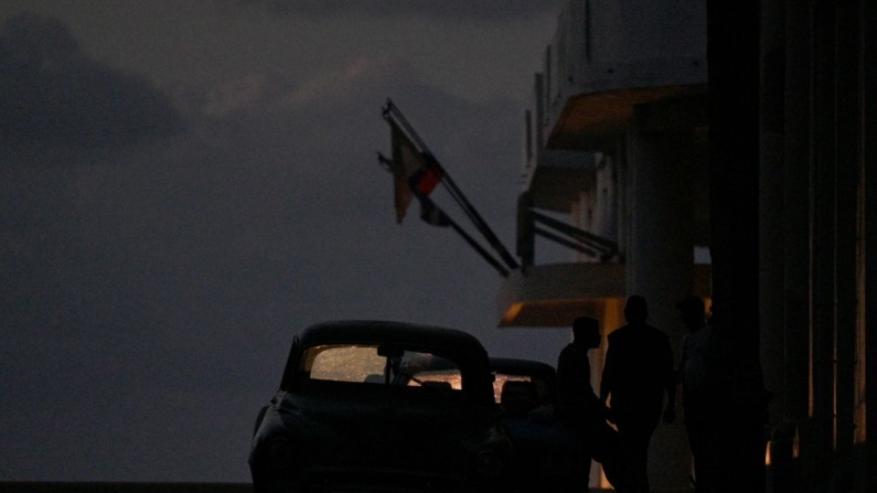 La gente espera en la calle durante la tercera noche de un apagón nacional en La Habana (Cuba) el 20 de octubre de 2024. (Adalberto Roque/AFP vía Getty Images)