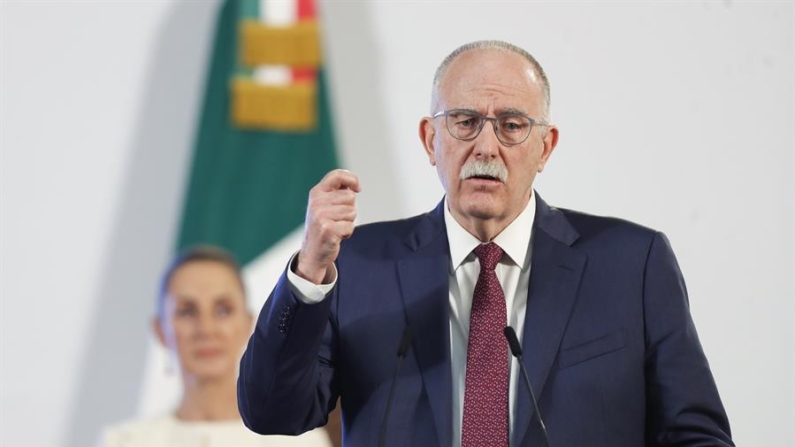 El secretario de Agricultura y Desarrollo Rural, Julio Berdegué, participa durante una rueda de prensa de la presidenta de México, Claudia Sheinbaum, en Palacio Nacional de la Ciudad de México (México). EFE/ Isaac Esquivel