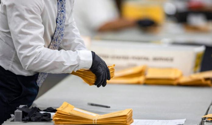 Un trabajador electoral de Michigan en una foto de archivo de noviembre de 2020. (Elaine Cromie/Getty Images)