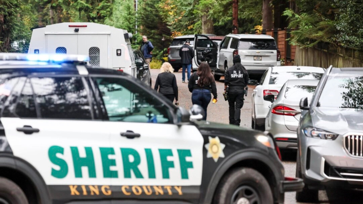 La policía llega a la escena de un tiroteo en Fall City, Washington, el 21 de octubre de 2024. (Kevin Clark/The Seattle Times vía AP)