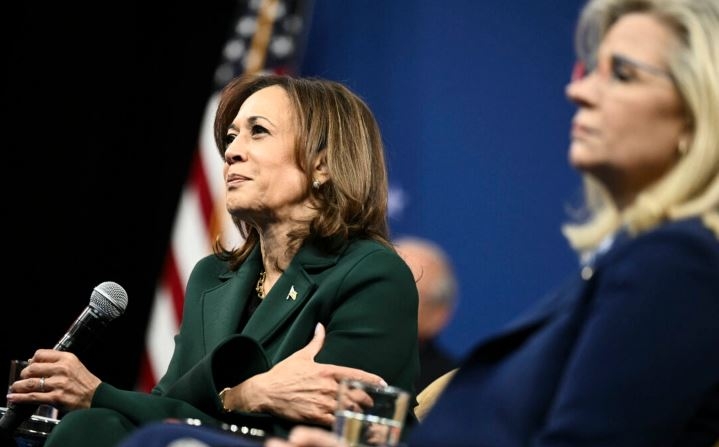 La vicepresidenta y candidata presidencial demócrata Kamala Harris (I) mantiene una conversación moderada con la exrepresentante Liz Cheney (R-Wyo.), en el teatro de artes escénicas People's Light de Malvern, Pensilvania, el 21 de octubre de 2024. (Brendan Smialowski/AFP vía Getty Images)