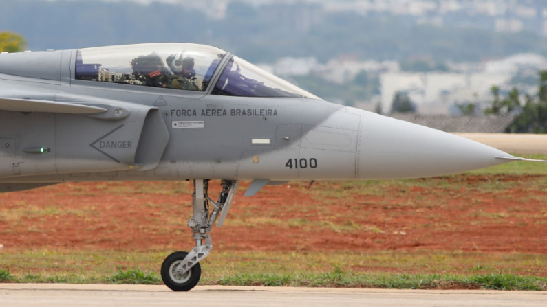 El avión de combate F-39E Gripen de la Fuerza Aérea Brasileña, se presenta durante una ceremonia del Día del Aviador en la Base Aérea de Brasilia el 23 de octubre de 2020. (Sergio Lima/AFP vía Getty Images)