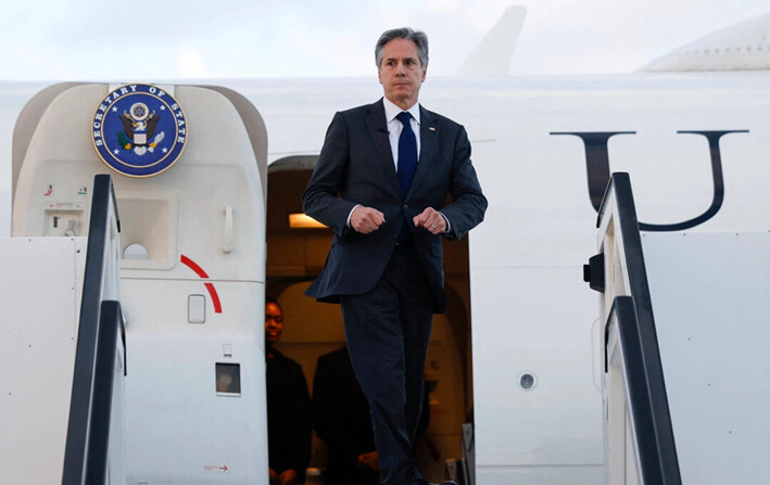 El secretario de Estado de Estados Unidos, Antony Blinken, antes de partir del aeropuerto Ben Gurion, cerca de Tel Aviv, Israel, el 22 de marzo de 2024. (Evelyn Hockstein/AFP vía Getty Images)