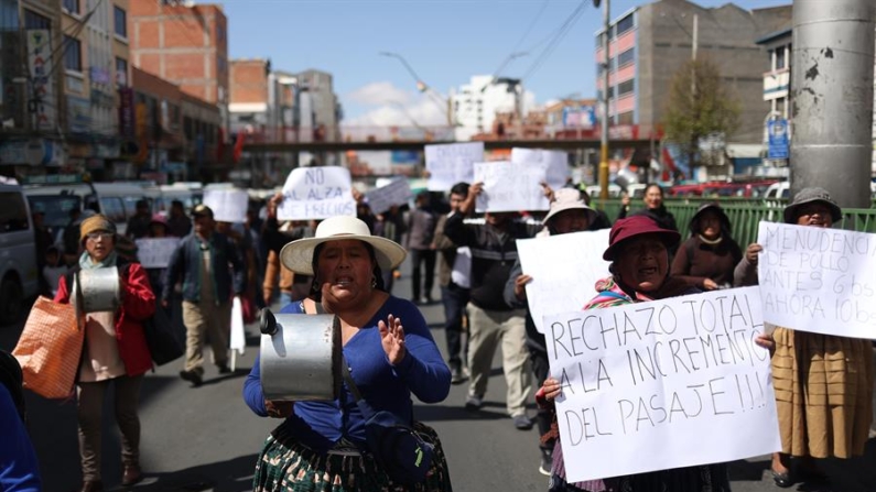 Personas participan en una protesta por el alza de precios en los alimentos, el 22 de octubre de 2024 en el Alto (Bolivia). EFE/ Luis Gandarillas