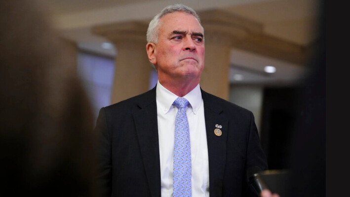 El presidente del Subcomité Especial sobre la Pandemia de Coronavirus, el diputado Brad Wenstrup (republicano de Ohio), habla con los periodistas en Washington, el 8 de enero de 2024. (Madalina Vasiliu/The Epoch Times).